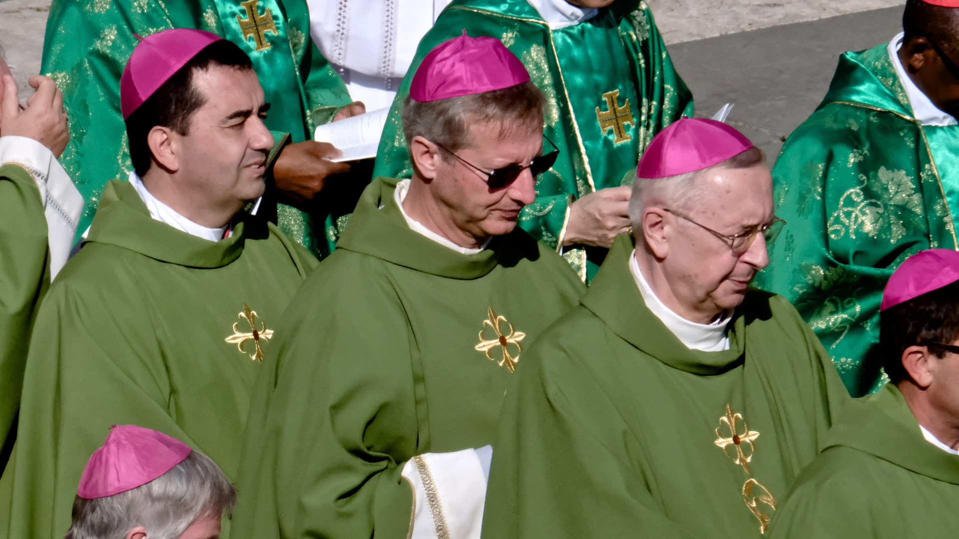 Alain de Raemy (mit Sonnenbrille),  Schweizer Jugendbischof an der Jugendsynode.