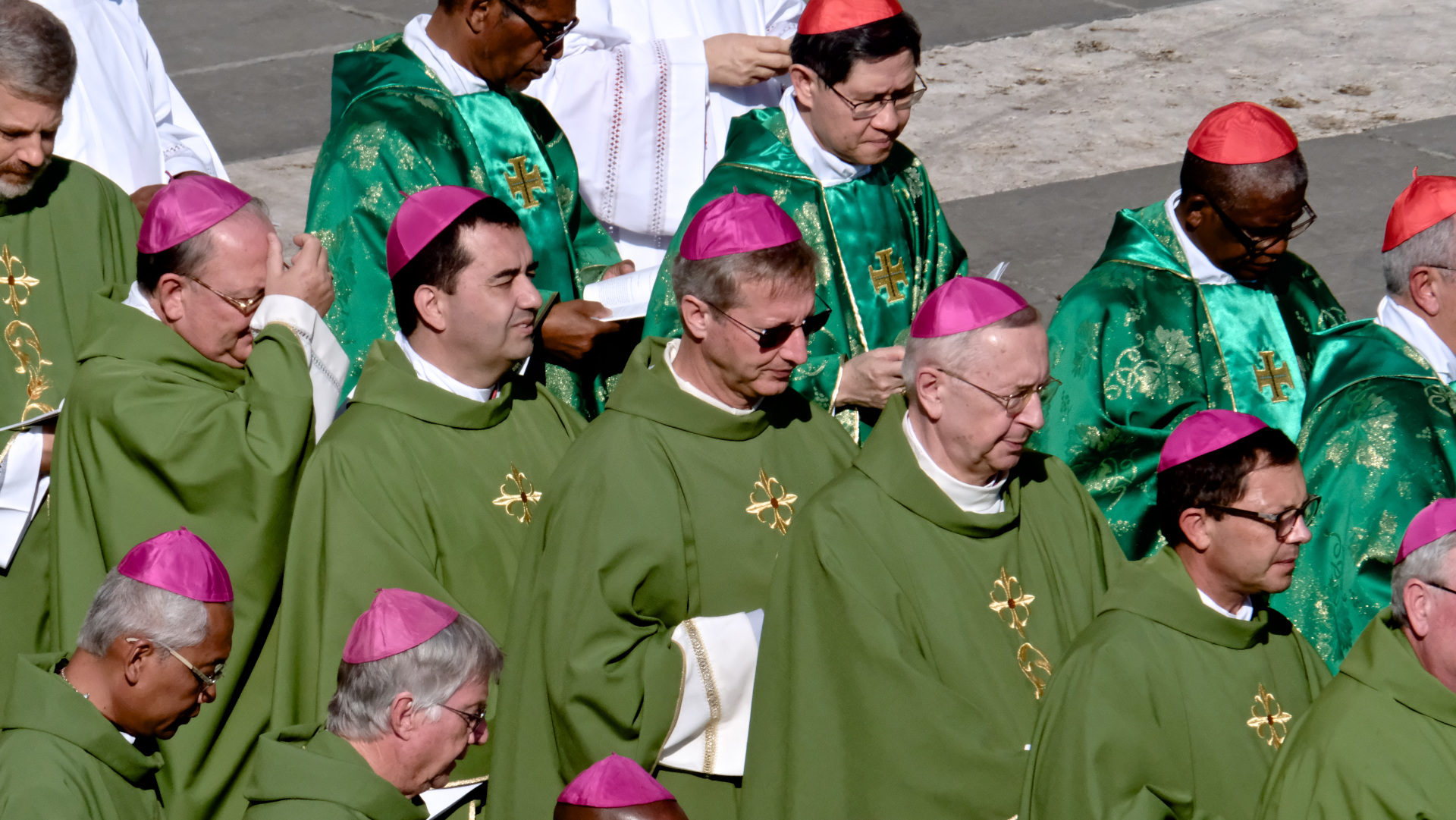 Jugendbischof Alain de Raemy (Mitte) beim  Eröffnungsgottesdienst zur Jugendsynode