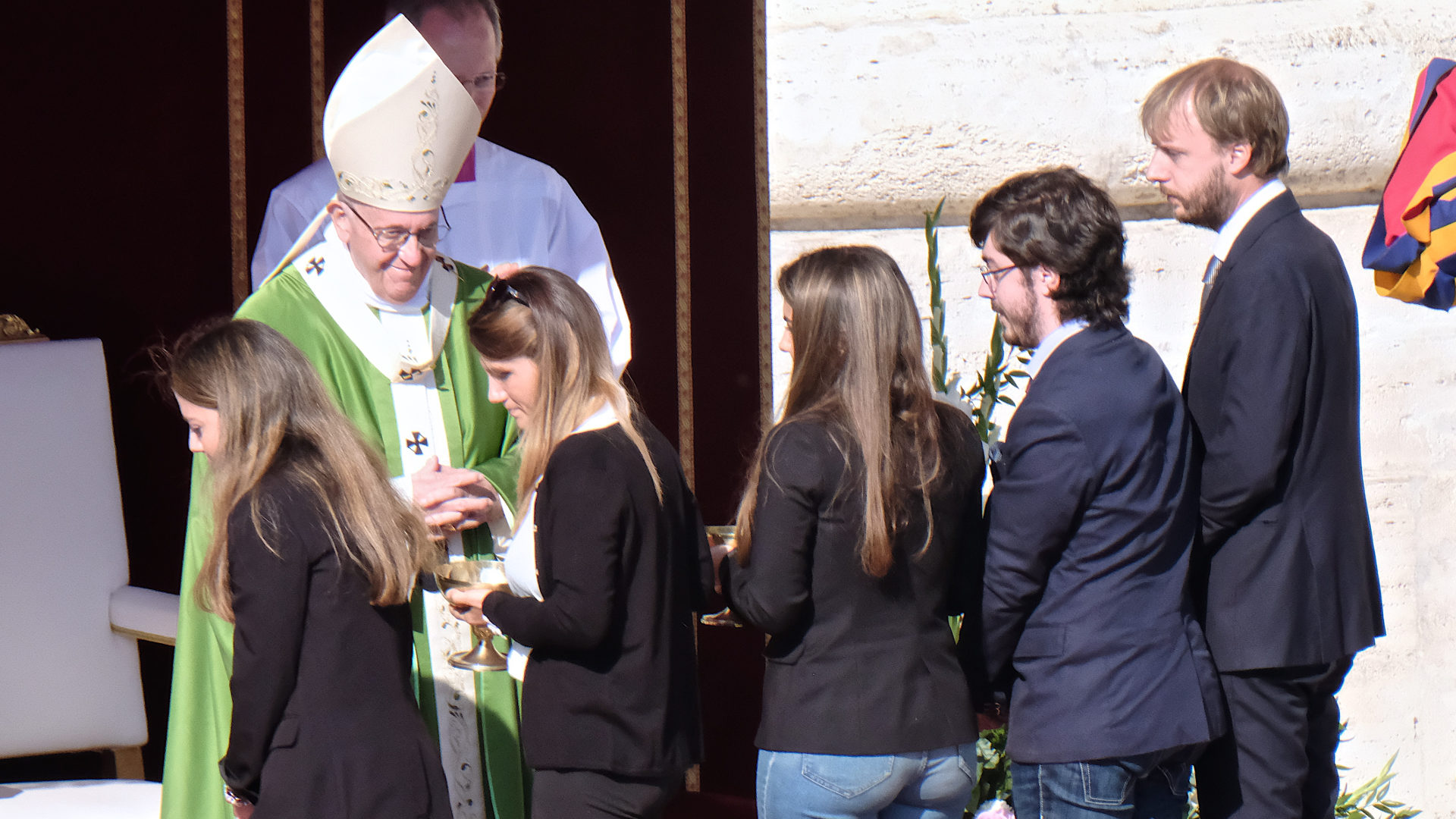 Papst Franziskus mit Jugendlichen am Gottesdienst zur Eröffnung der Jugendsynode