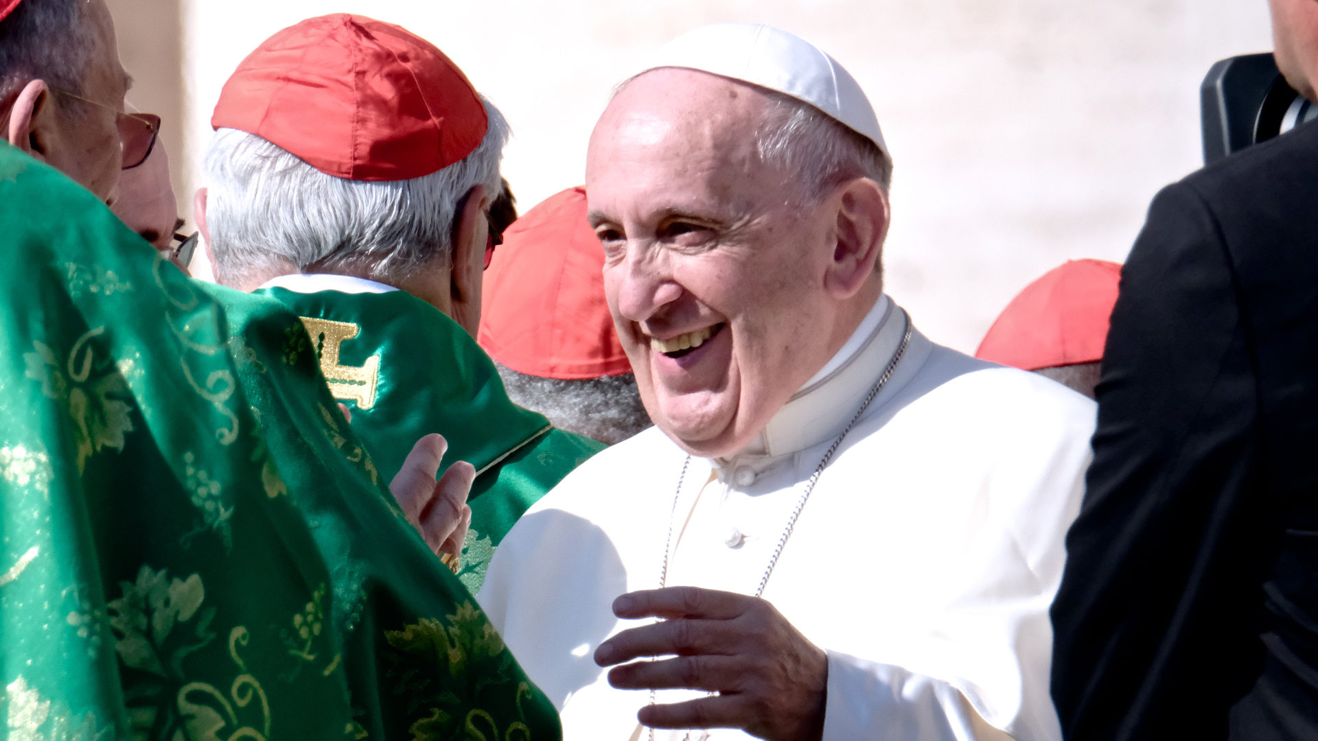 Papst Franziskus begrüsst Kardinäle an der Jugendsynode.