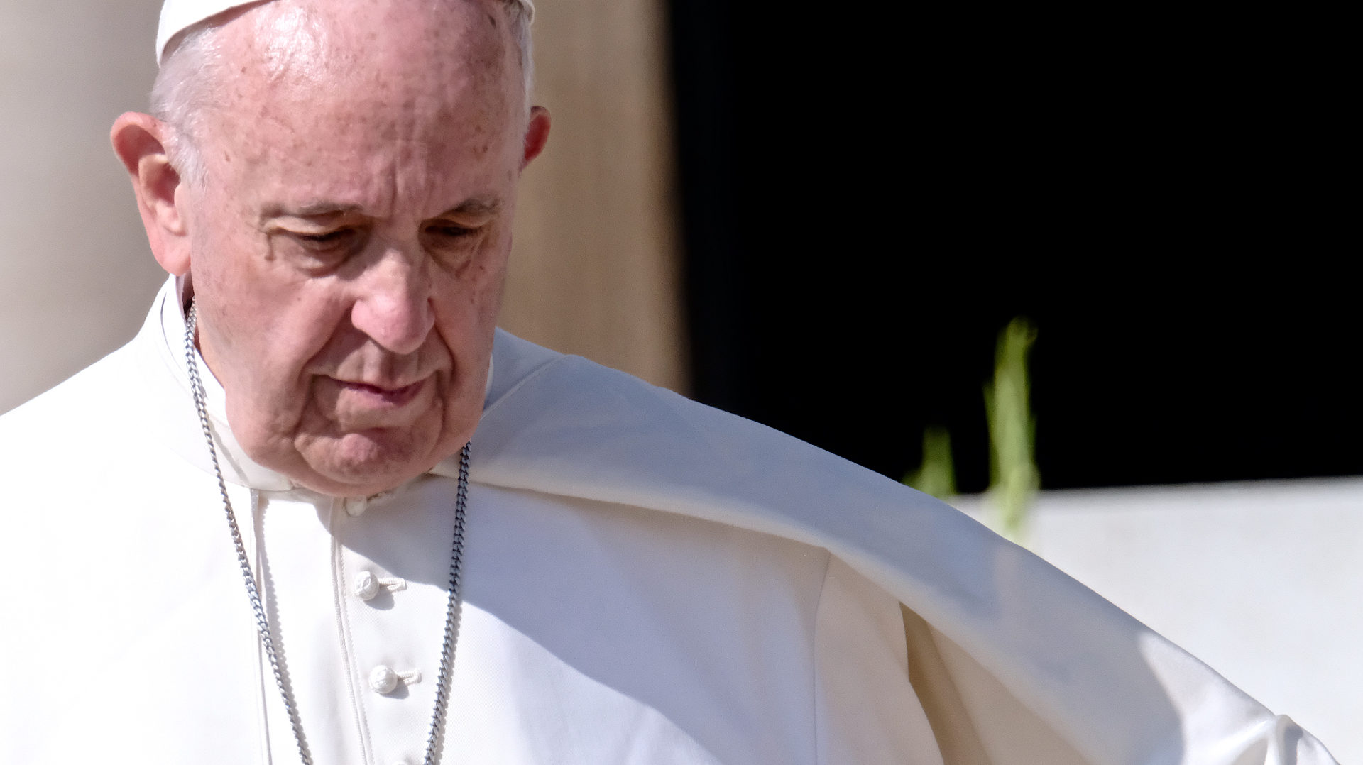 Gianluigi Nuzzi: Der Papst ist nur in der Theorie der mächtigste Mann in der Kirche.