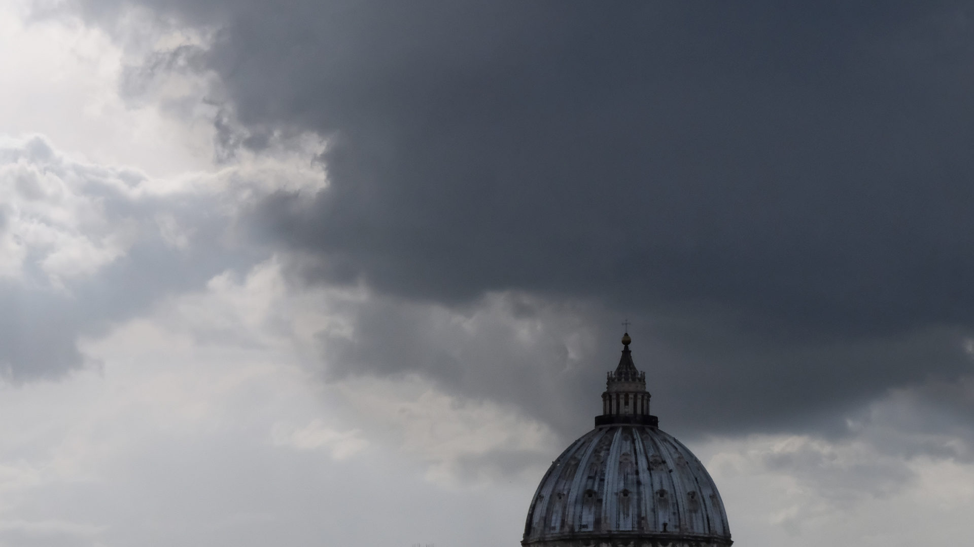 Düstere Wolken über dem Vatikan.