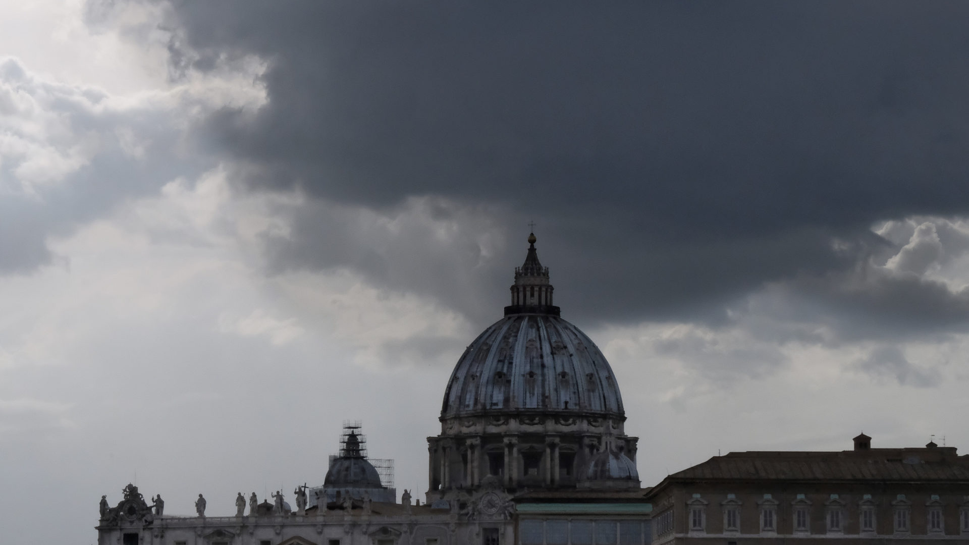 Düstere Wolken über dem Vatikan.