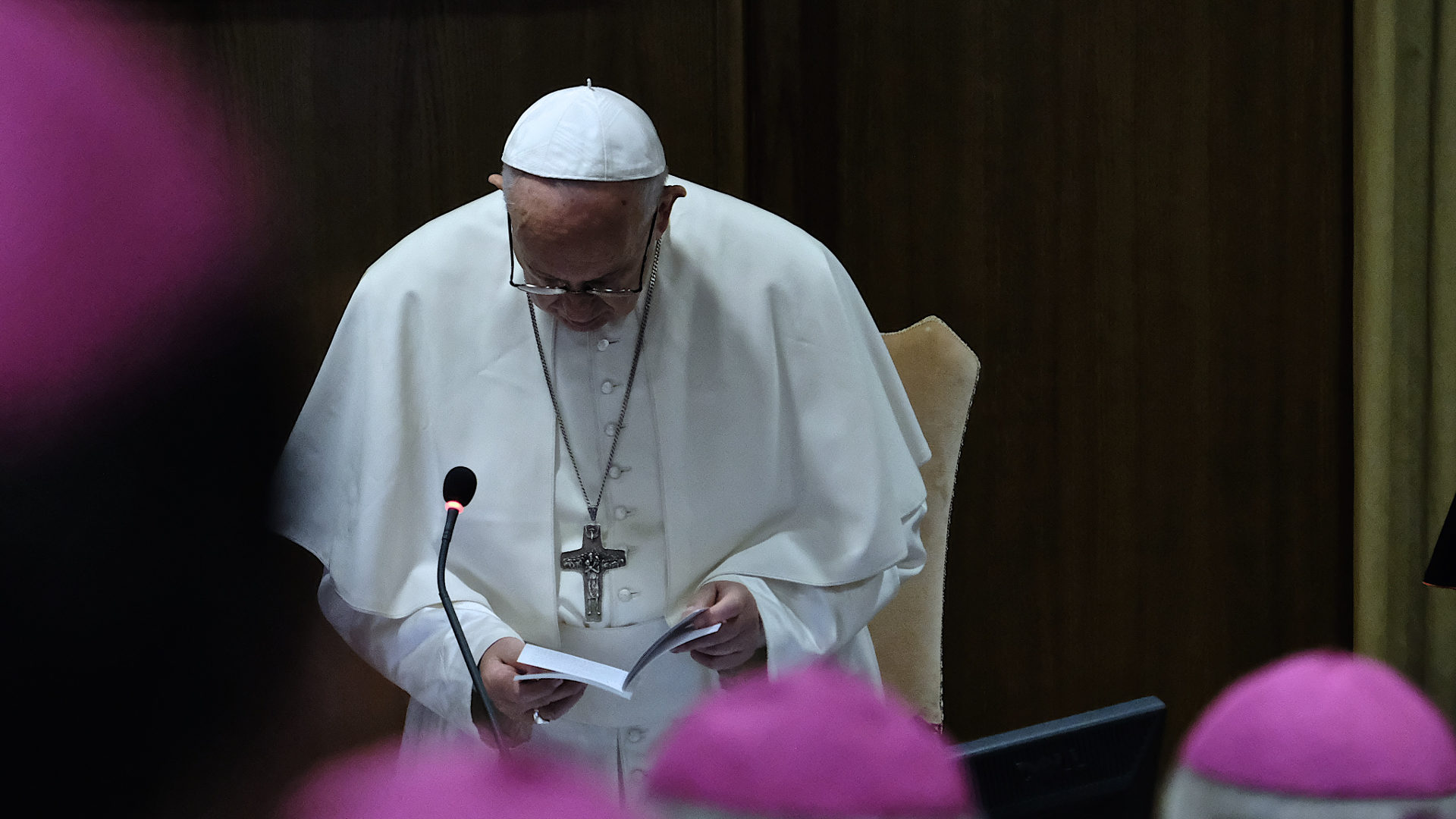 Papst Franziskus in der Synodenaula