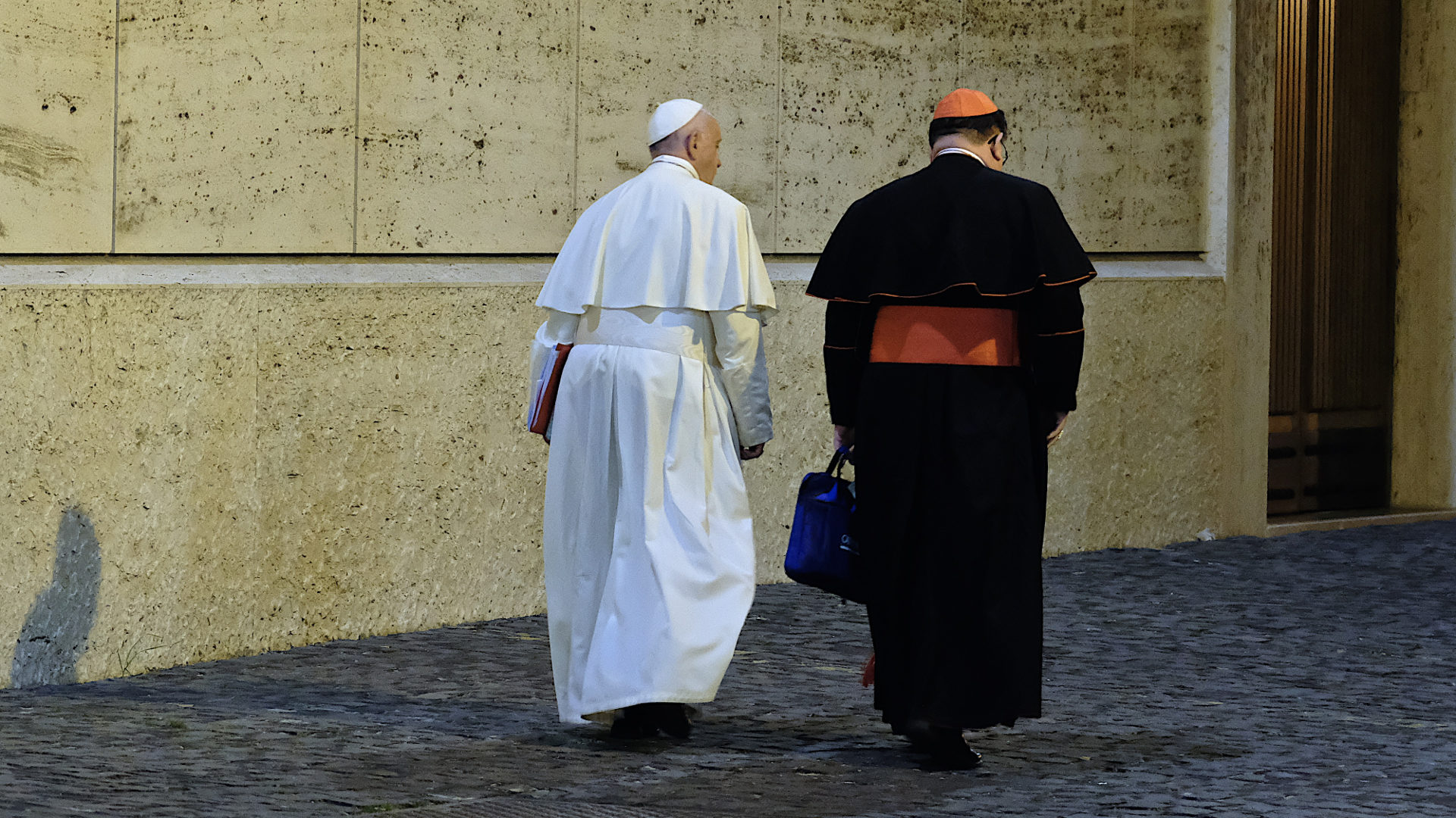Papst Franziskus in Begleitung eines Kardinals