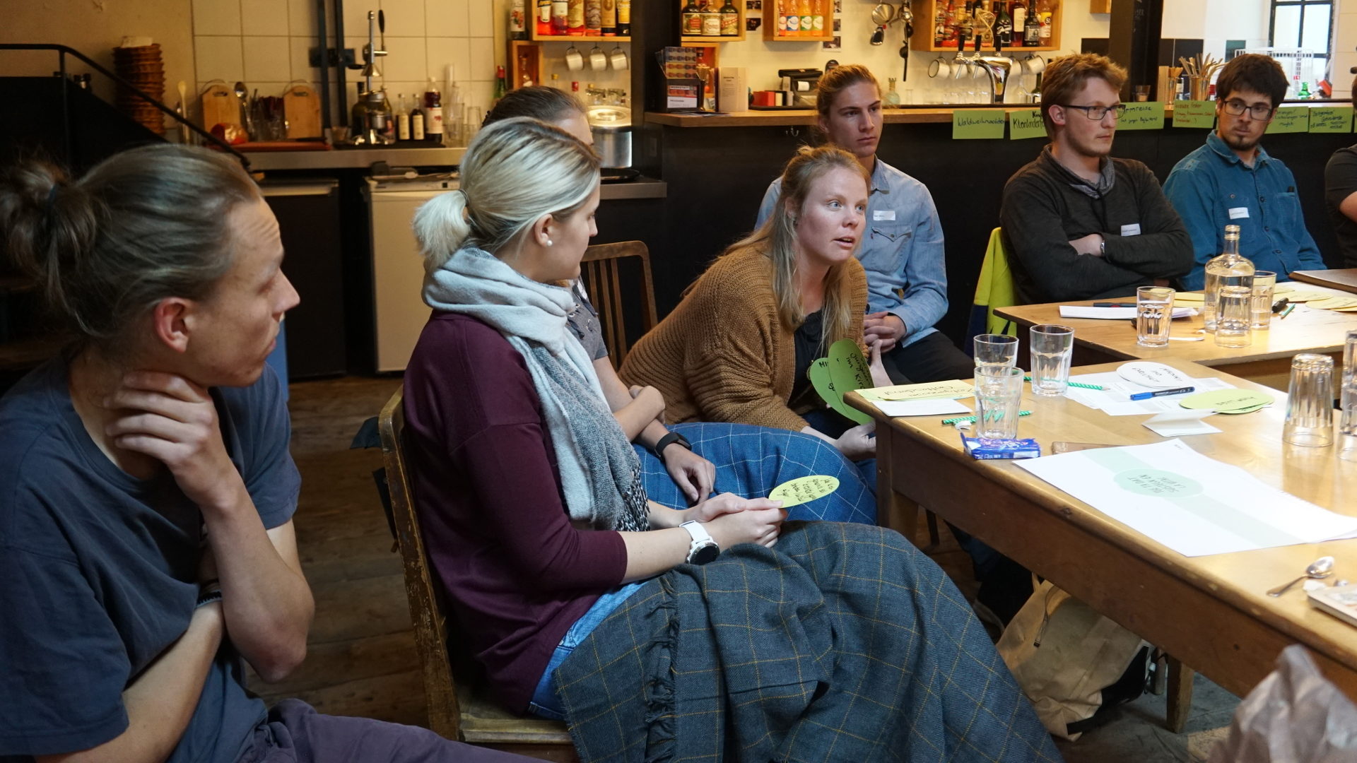 Junge Menschen diskutieren an der "Talksession" über die Kirche.