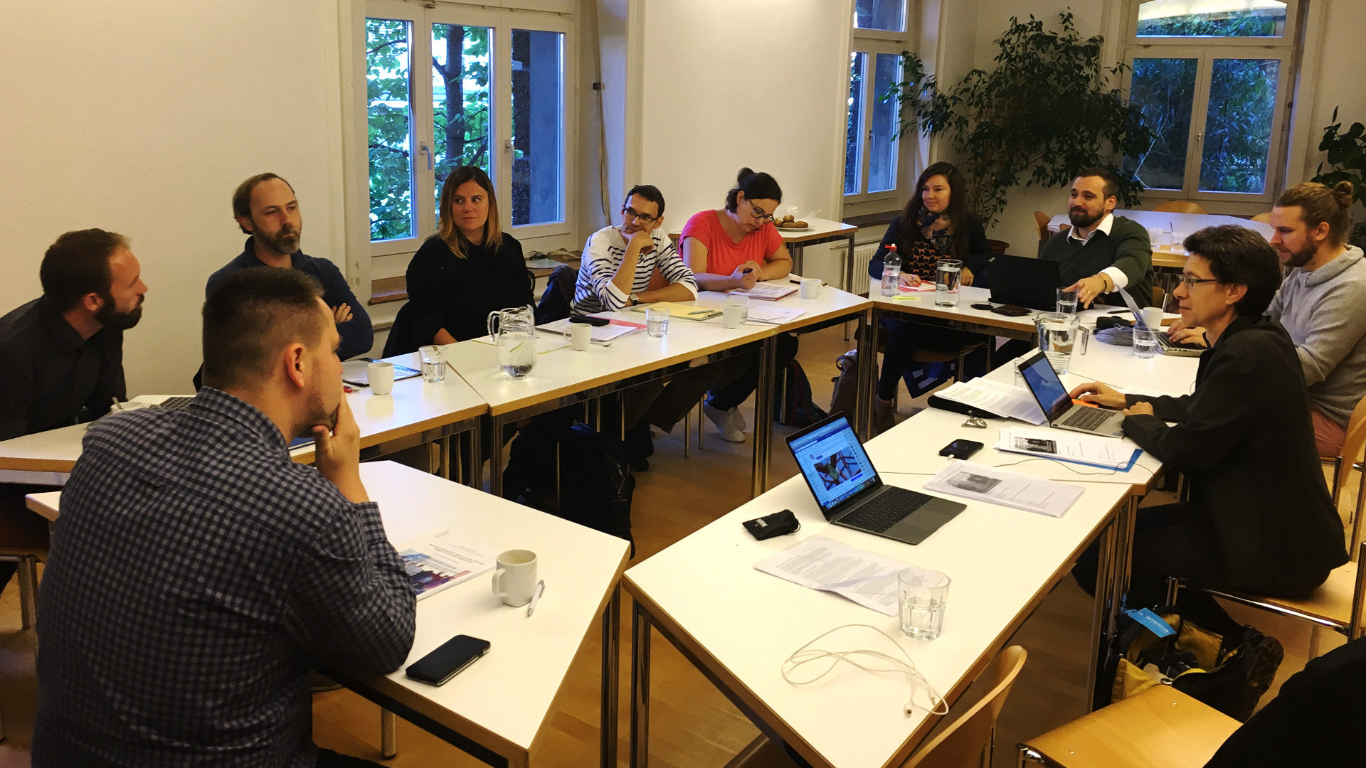 Jugendarbeiterinnen und Jugendarbeiter diskutieren mit der Theologieprofessorin Eva-Maria Faber (rechts)  Themen der Jugendsynode.