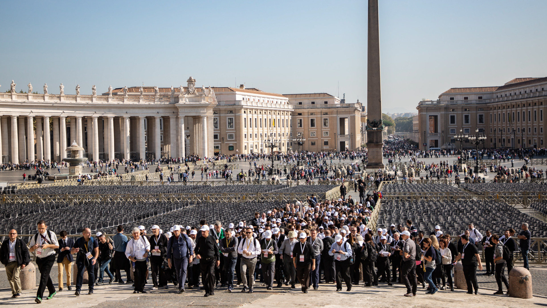 Teilnehmende der Jugendsynode am 25. Oktober auf dem Petersplatz im Vatikan