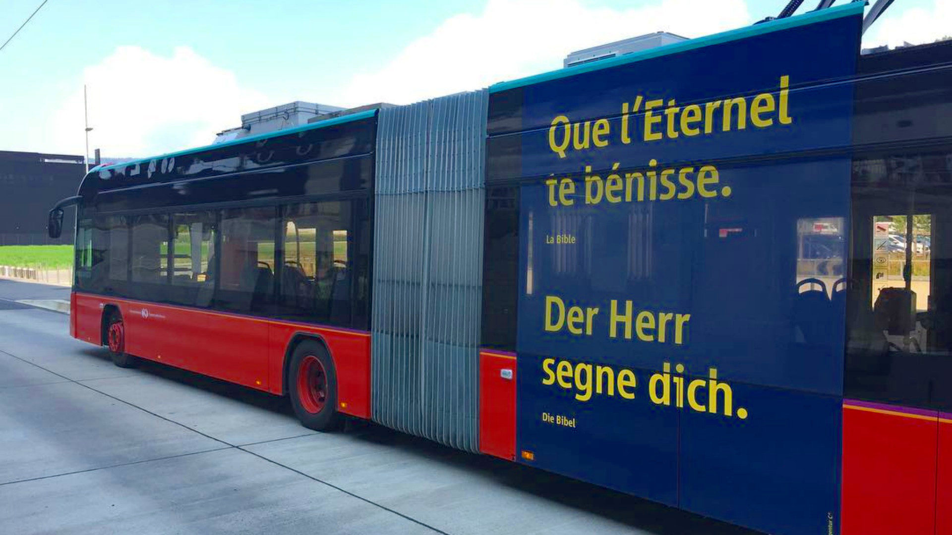 Bus mit Bibelspruch in Biel