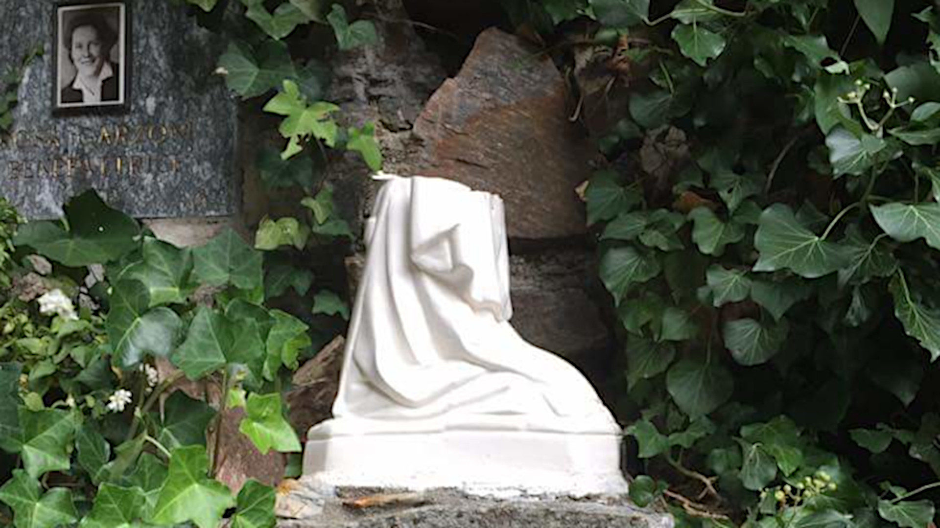 Die zerstörte Statue der Heiligen Bernadette in Fescoggia