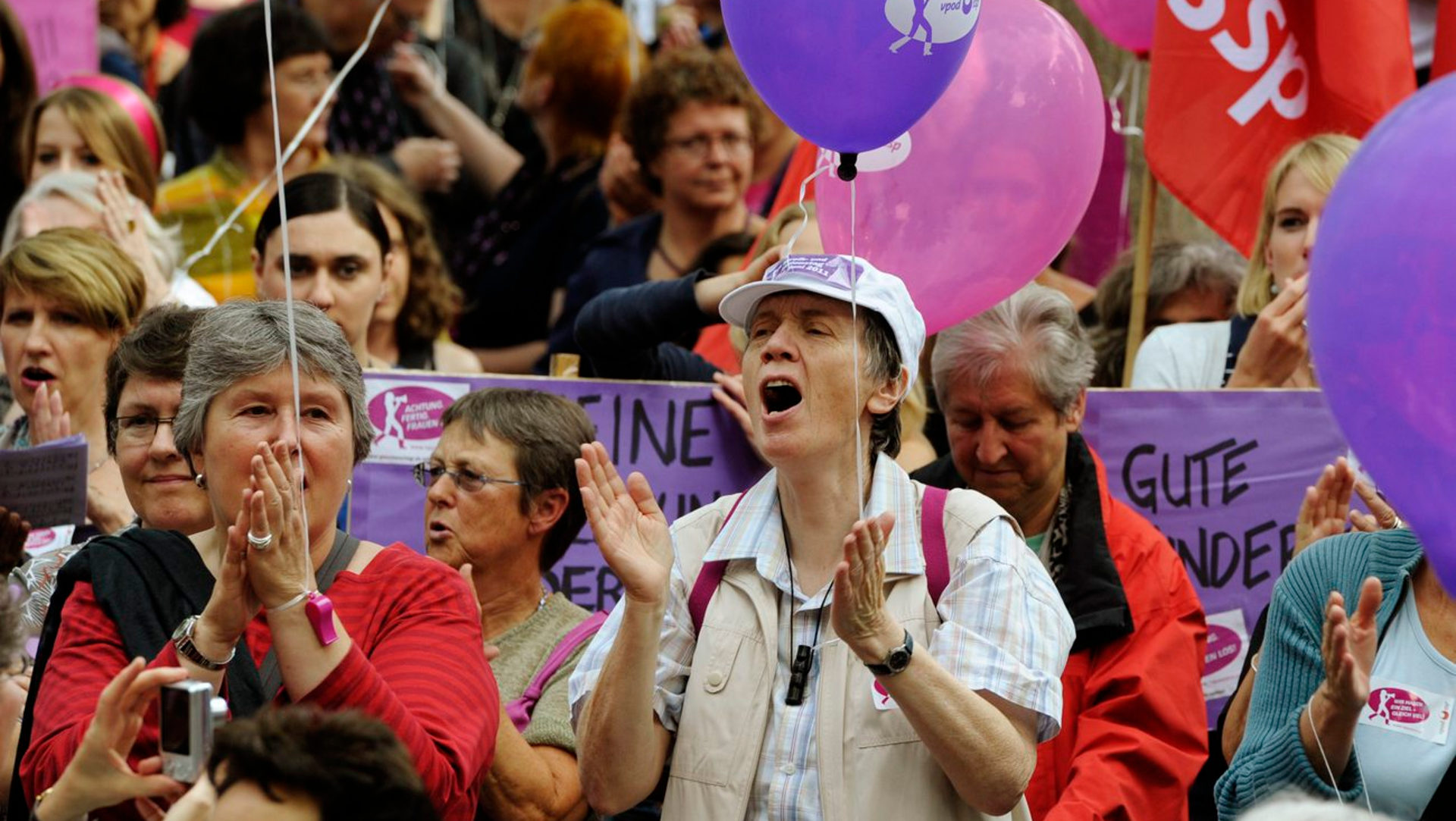 Streiken statt austreten. Im Bild Frauen am Frauenstreiktag vom 14. Juni 2011 in Zürich