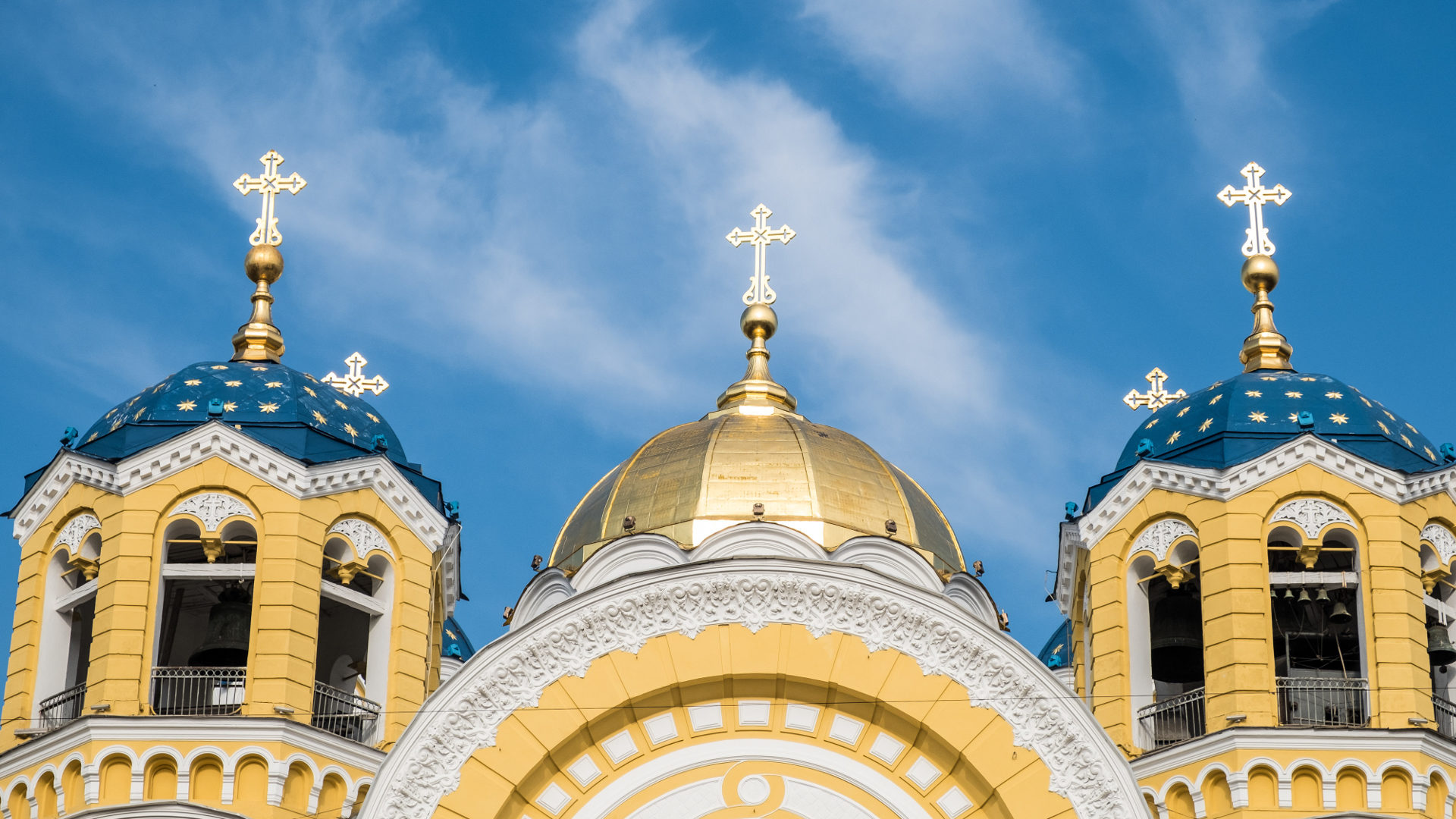 Türme der ukrainisch-orthodoxen Kathedrale Wladimir des Kiewer Patriarchats in Kiew