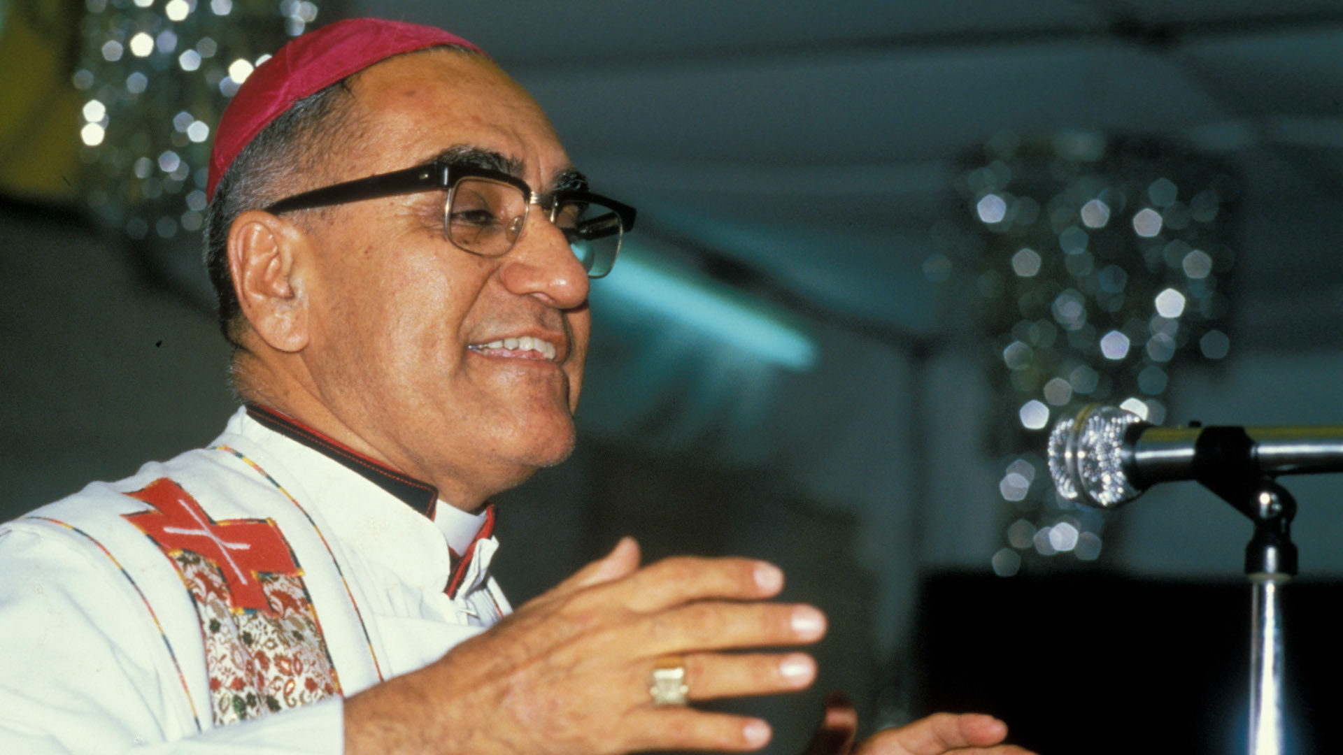 Erzbischof Oscar Romero bei einer Predigt.