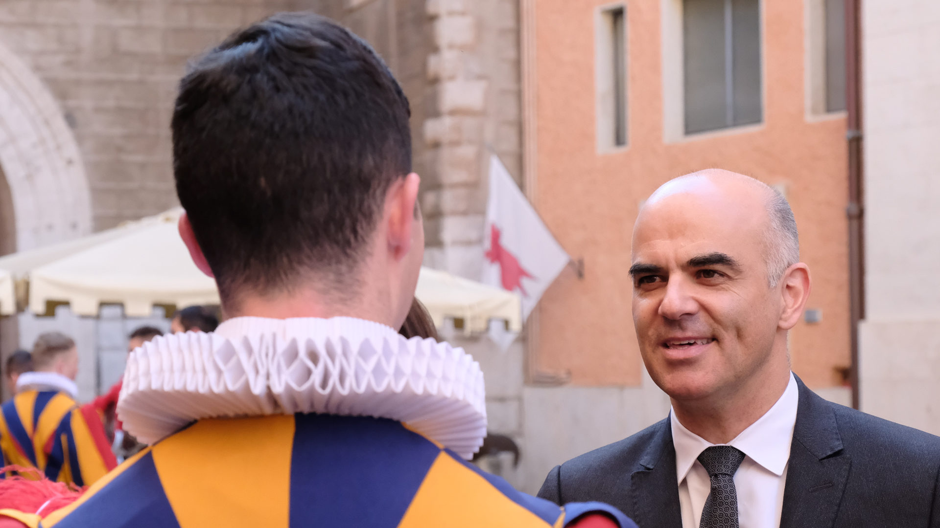 Bundespräsident Alain Berset im Gespräch mit einem Schweizergardisten