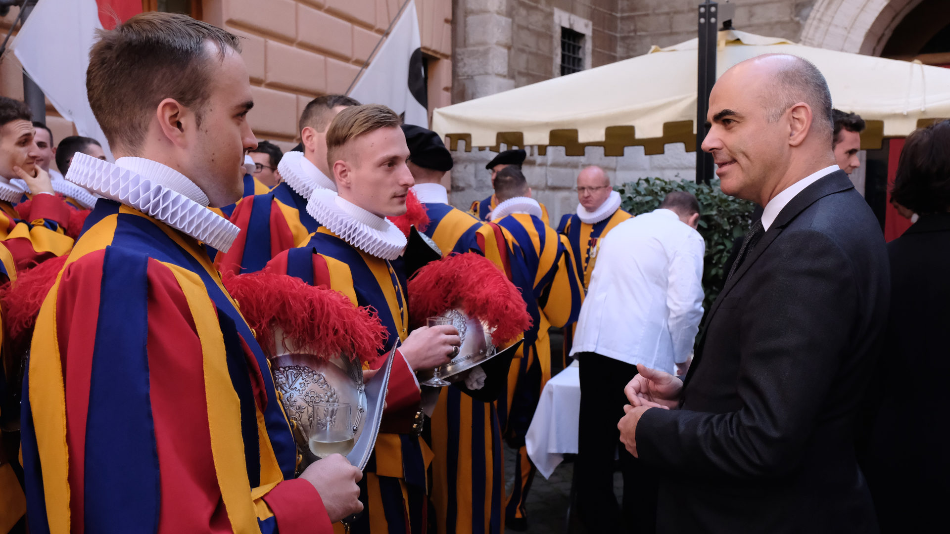 Bundespräsident Alain Berset (r.) 2018 im Gespräch mit Schweizergardisten.