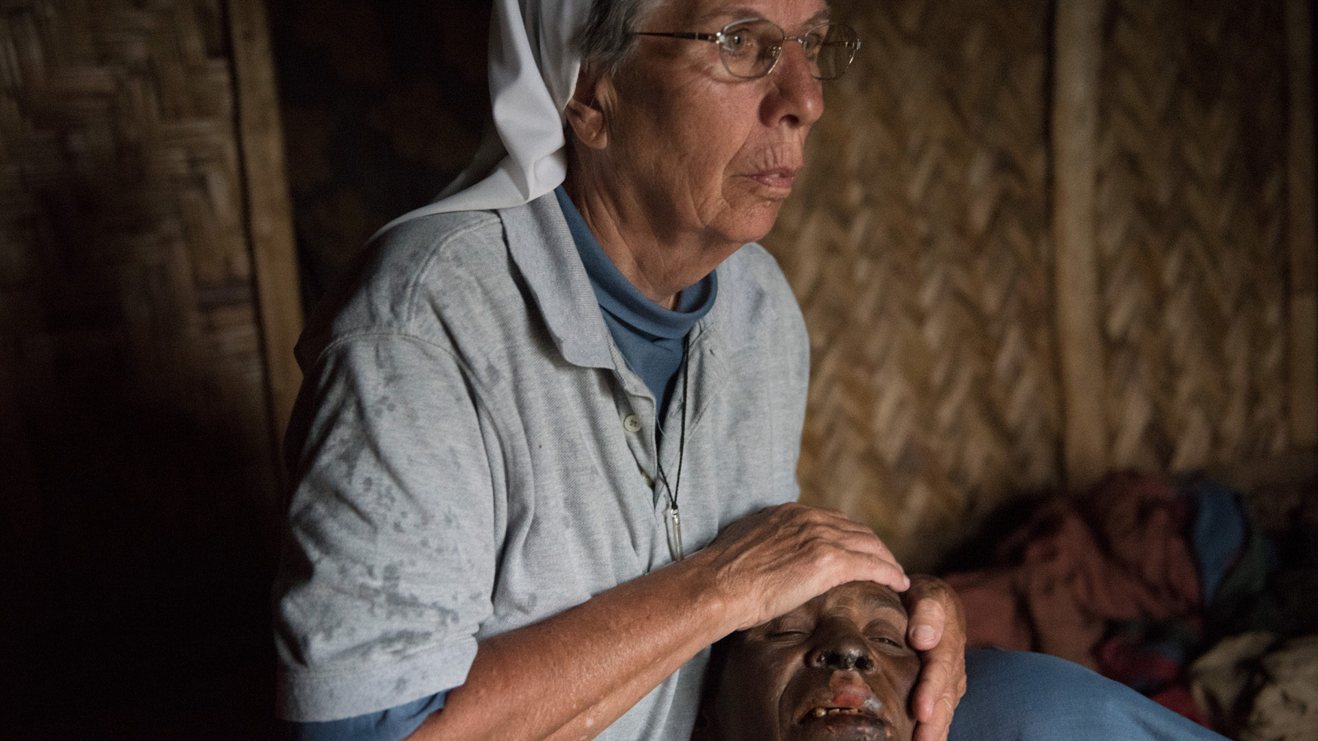 Sr. Lorena Jenal mit einer Frau, die als vermeintliche Hexe gefoltert wurde.