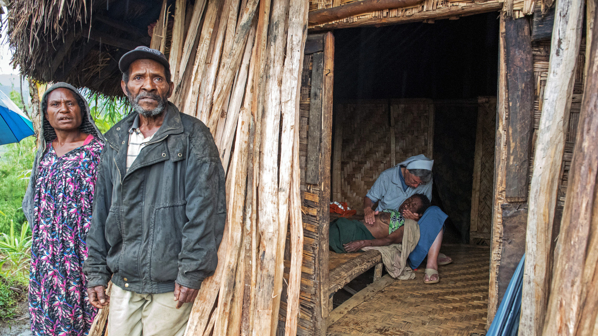 Sr. Lorena Jenal kümmert sich um ein Opfer von Hexenverbrennungen in Papua Neuguinea .