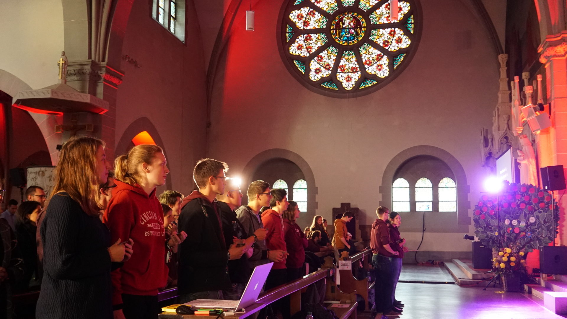 Adoray-Festival 2018: Junge Menschen beim Singen in der Zuger Michaels-Kirche.