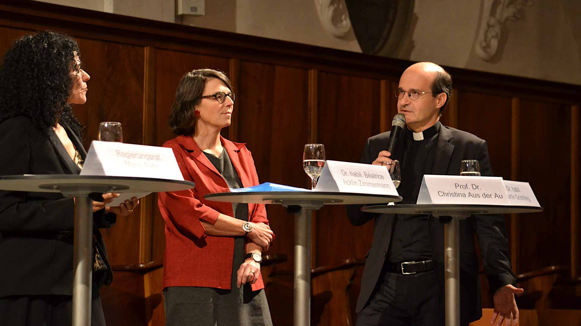Béatrice Acklin Zimmermann (links) mit Generalvikar Martin Grichting (rechts).