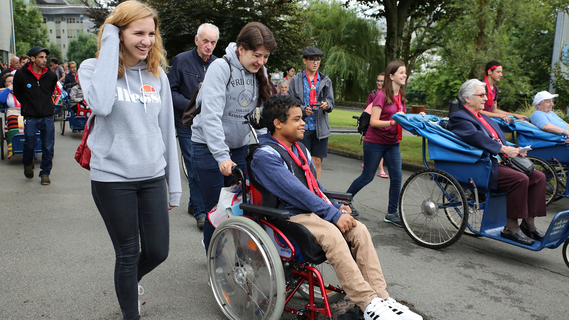 In der Kirche sind viele Freiwillige tätig - hier bei der Wallfahrt nach Lourdes, 2018