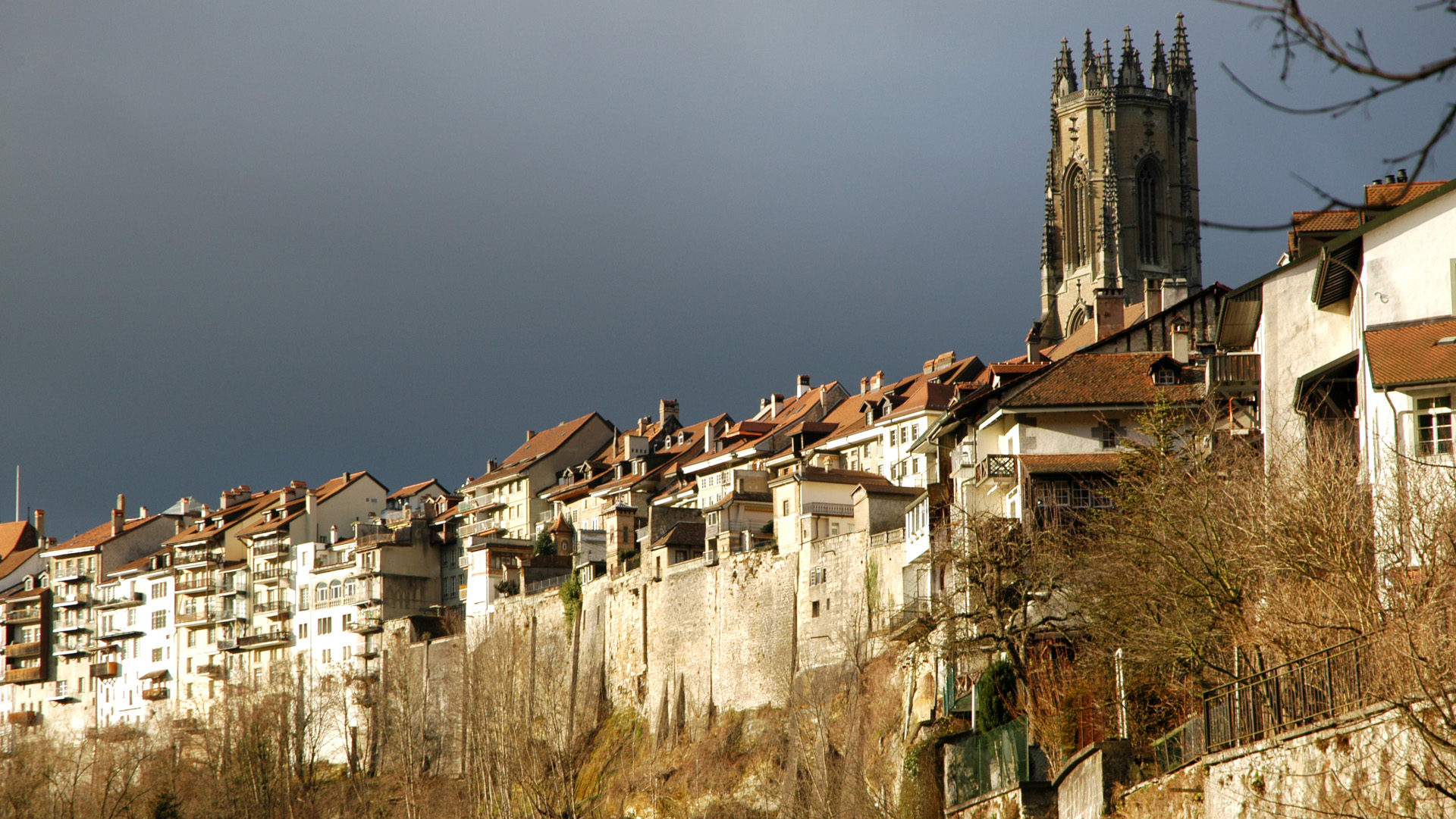 Dunkle Wolken über der Bischofsstadt Freiburg