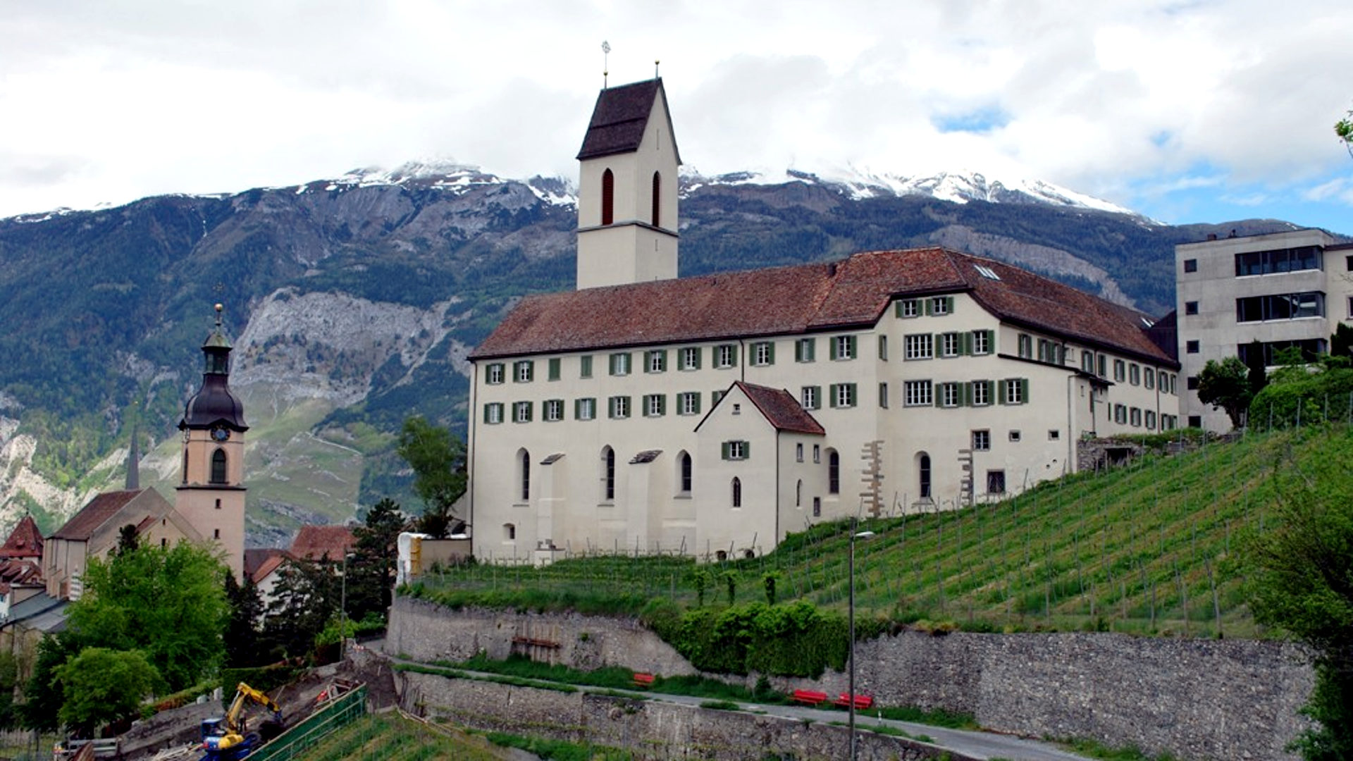 Priesterseminar St. Luzi in Chur, links davon die Kathedrale von Chur