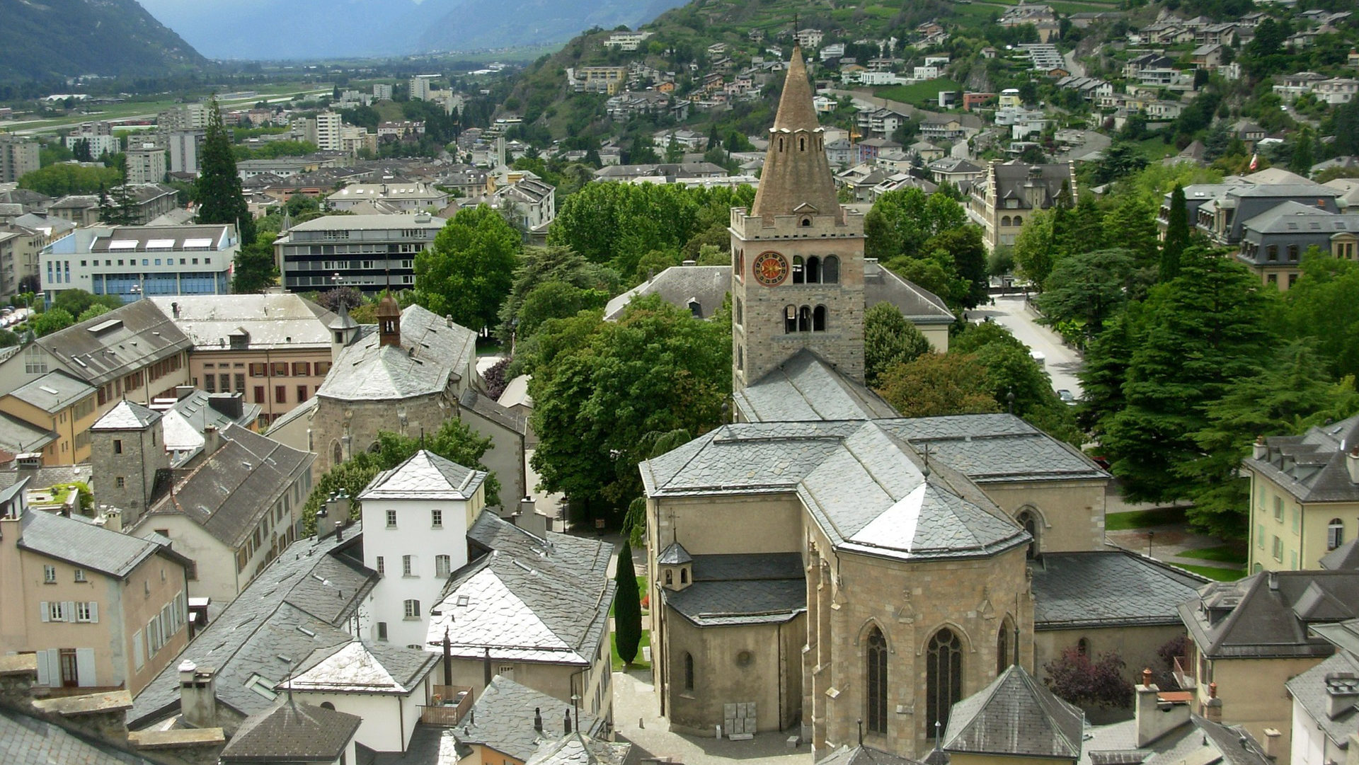 Blick auf die Kathedrale "Notre Dame" in der Altstadt von Sitten.