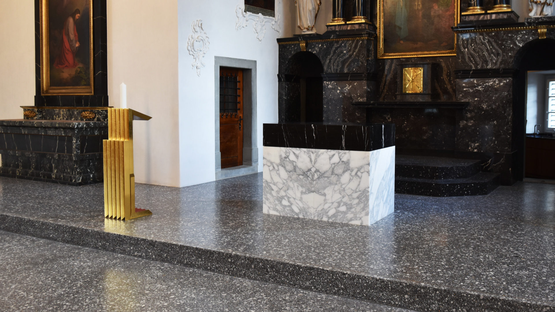 Ambo und Altar.