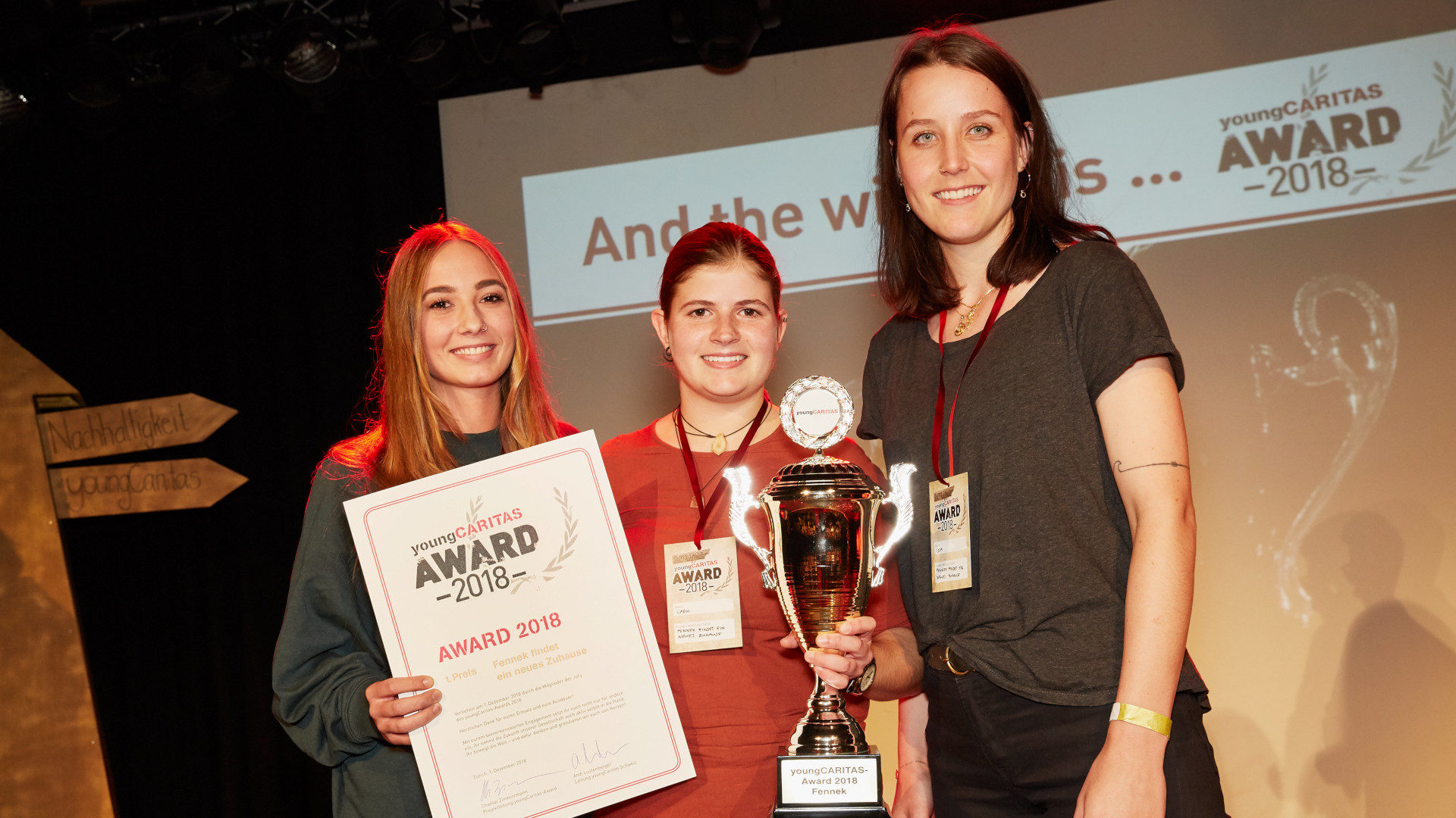 Jolyne Loepfe, Carol Tanner und Lea Schmid (v.l.) gewinnen mit ihrem Kinderbuch «Fennek findet ein neues Zuhause» den youngCaritas-Award 2018