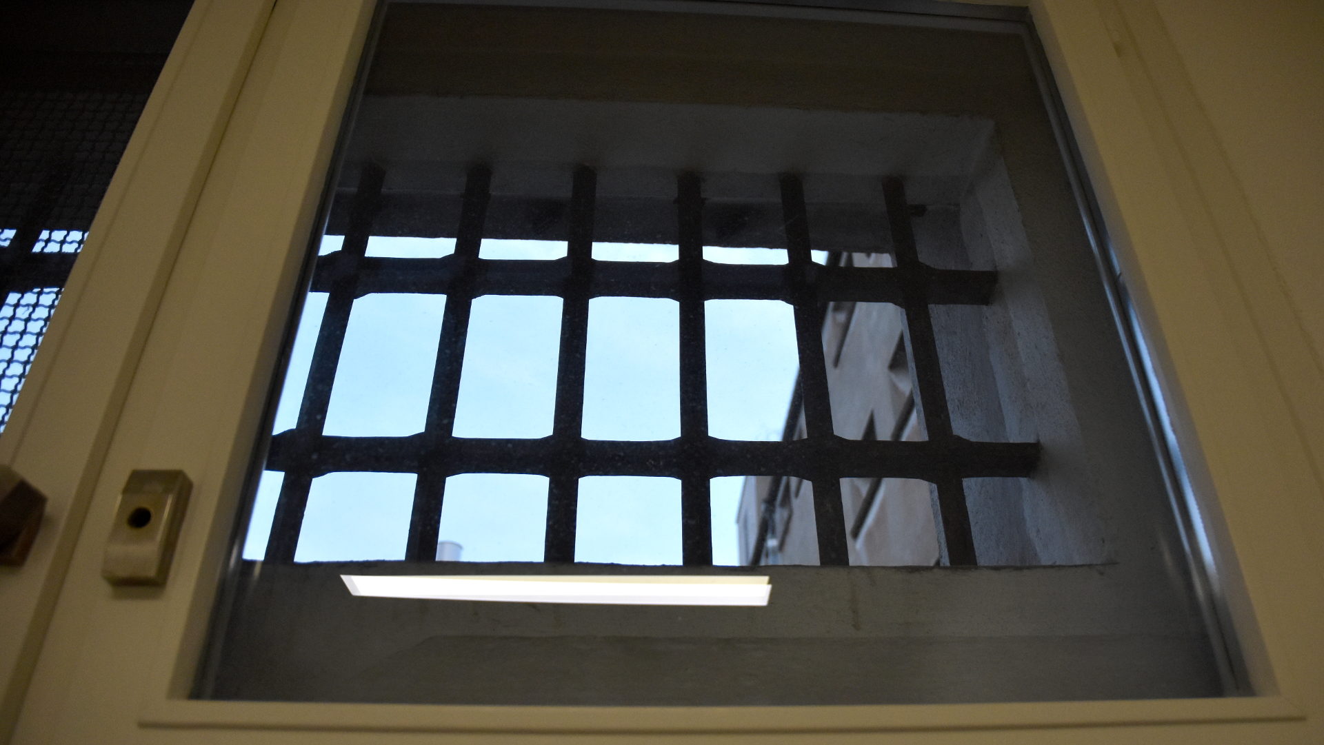 Blick aus einer Gefängniszelle.