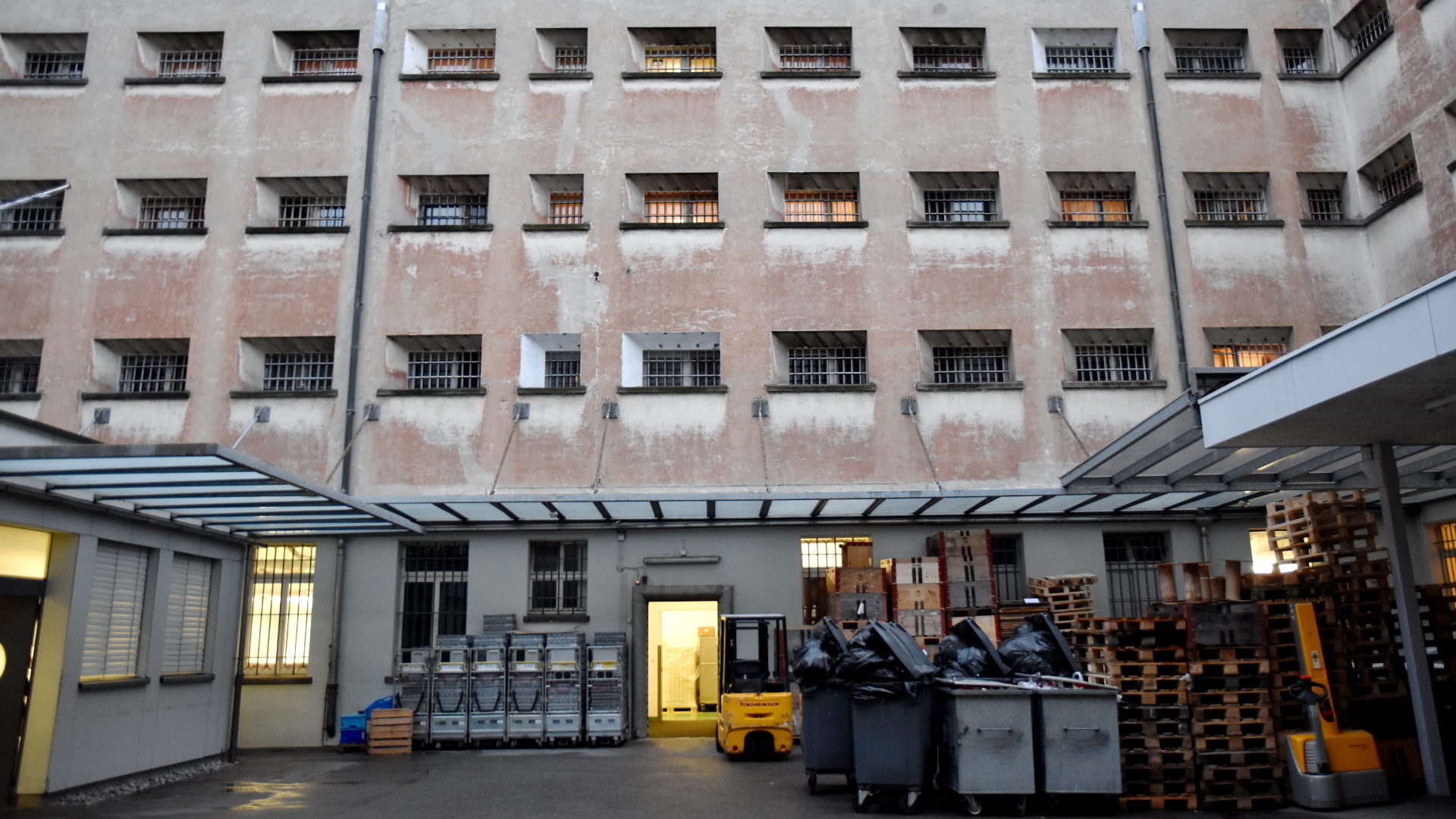 Innenhof des Untersuchungsgefängnisses Zürich beim Einbrechen der Dunkelheit