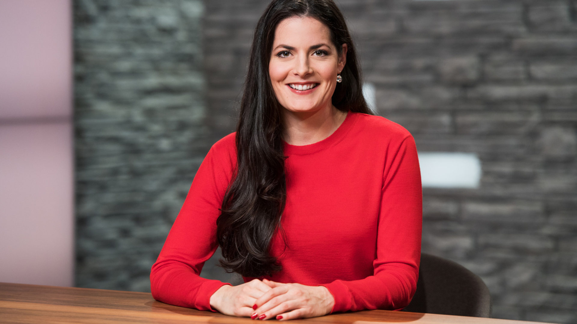 Ihre Sendung hat zwar eine niedrige Quote, bleibt aber wie gehabt: Olivia Röllin, Moderatorin der "Sternstunde Religion".