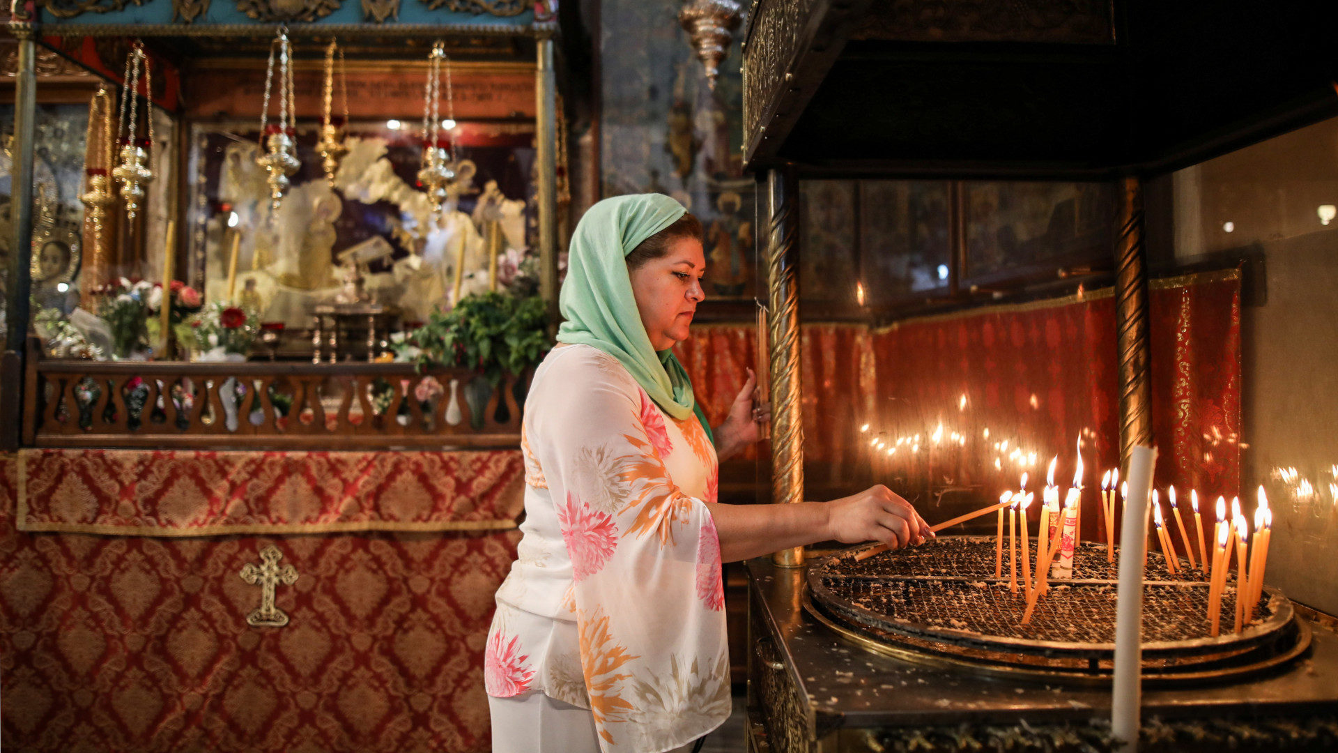 Besucherin in der Geburtskirche in Bethlehem
