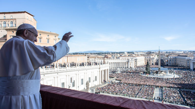 Papst Franziskus spricht den Segen "Urbi et orbi". | KNA