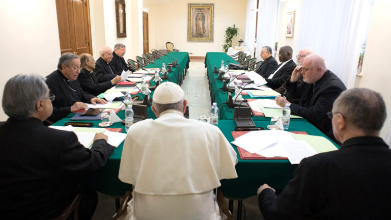 Papst Franziskus und Mitglieder des Kardinalsrats. | KNA