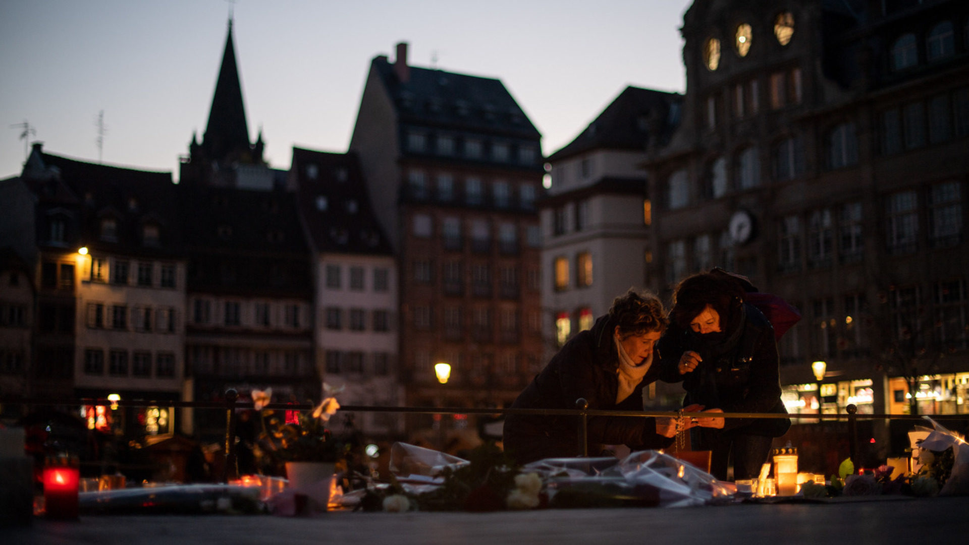 Passantinnen bei einer Gedenkstelle für die Opfer des Terroranschlags.