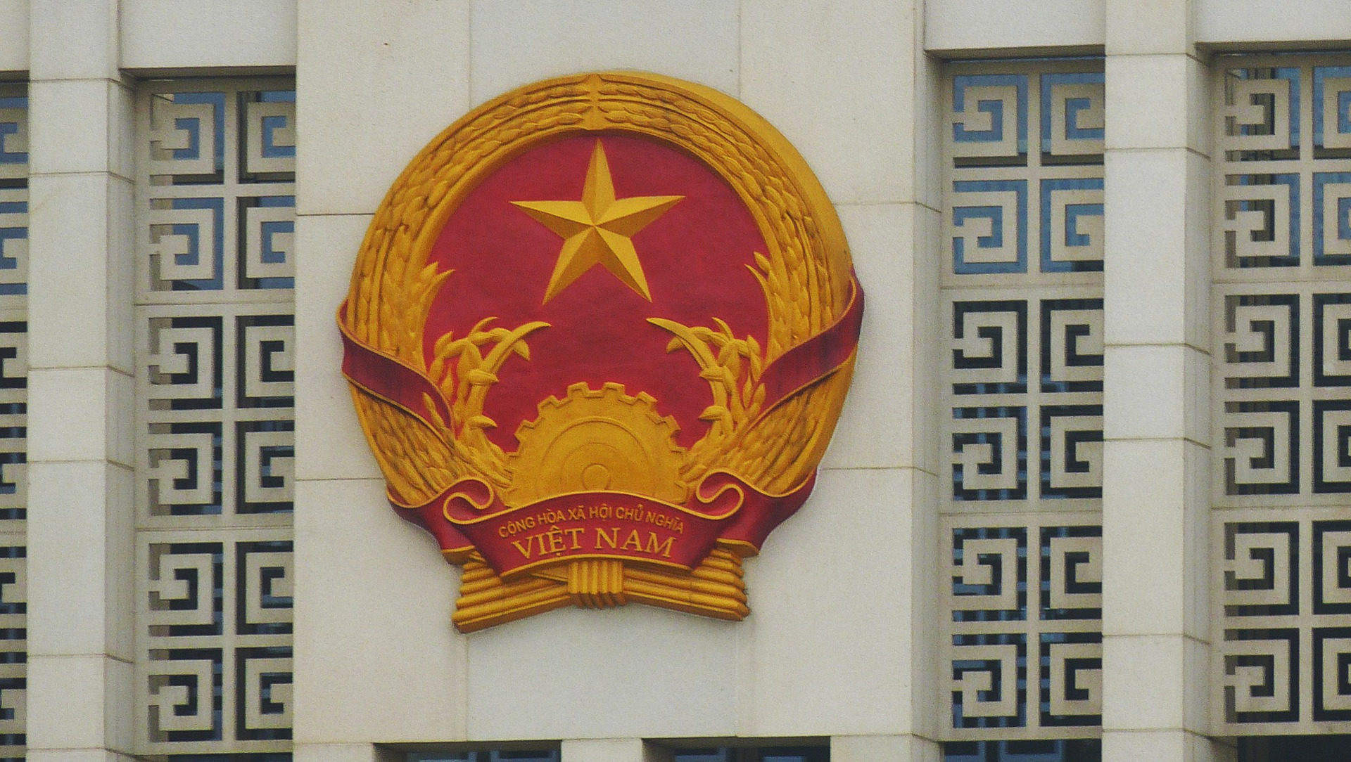 Emblem an einem Verwaltungsgebäude in Hanoi