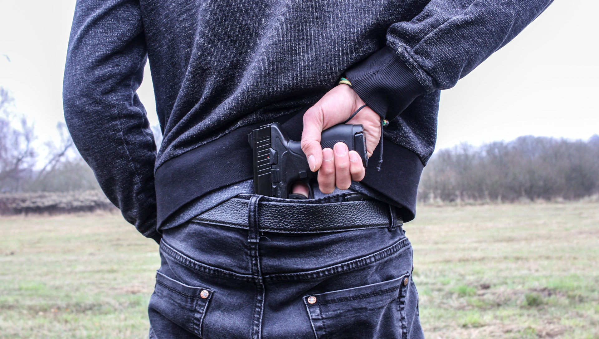 Waffe im Anschlag