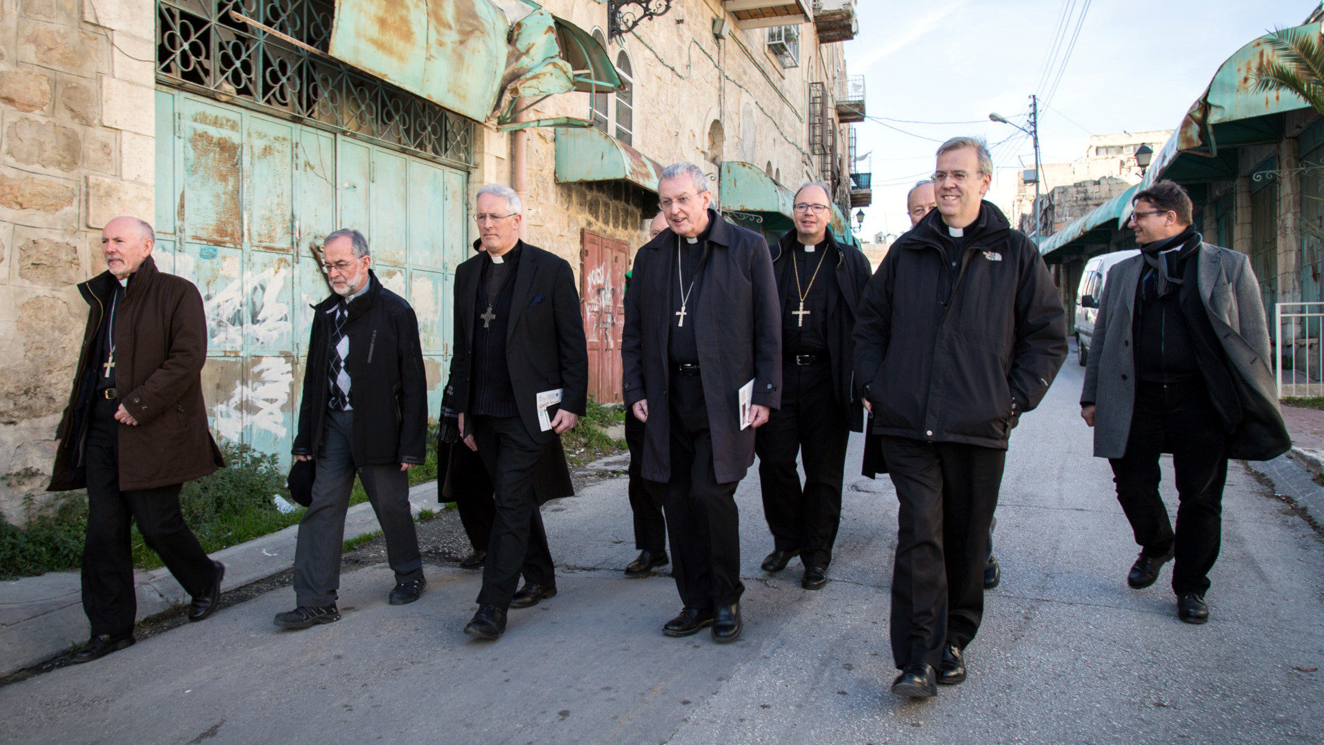 Internationale Bischofsgruppe besucht  geteilte Stadt Hebron