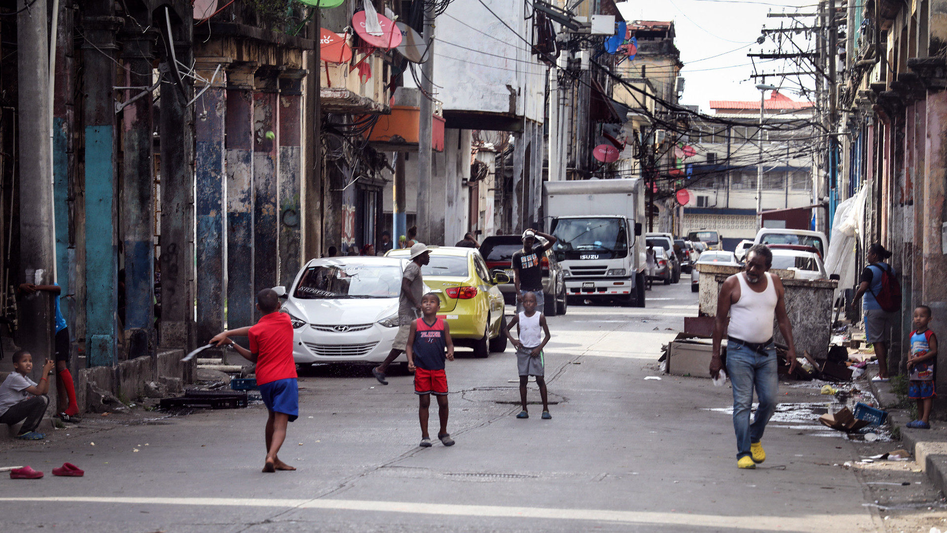 Kinder spielen in einem Armenviertel von Colon (Panama).
