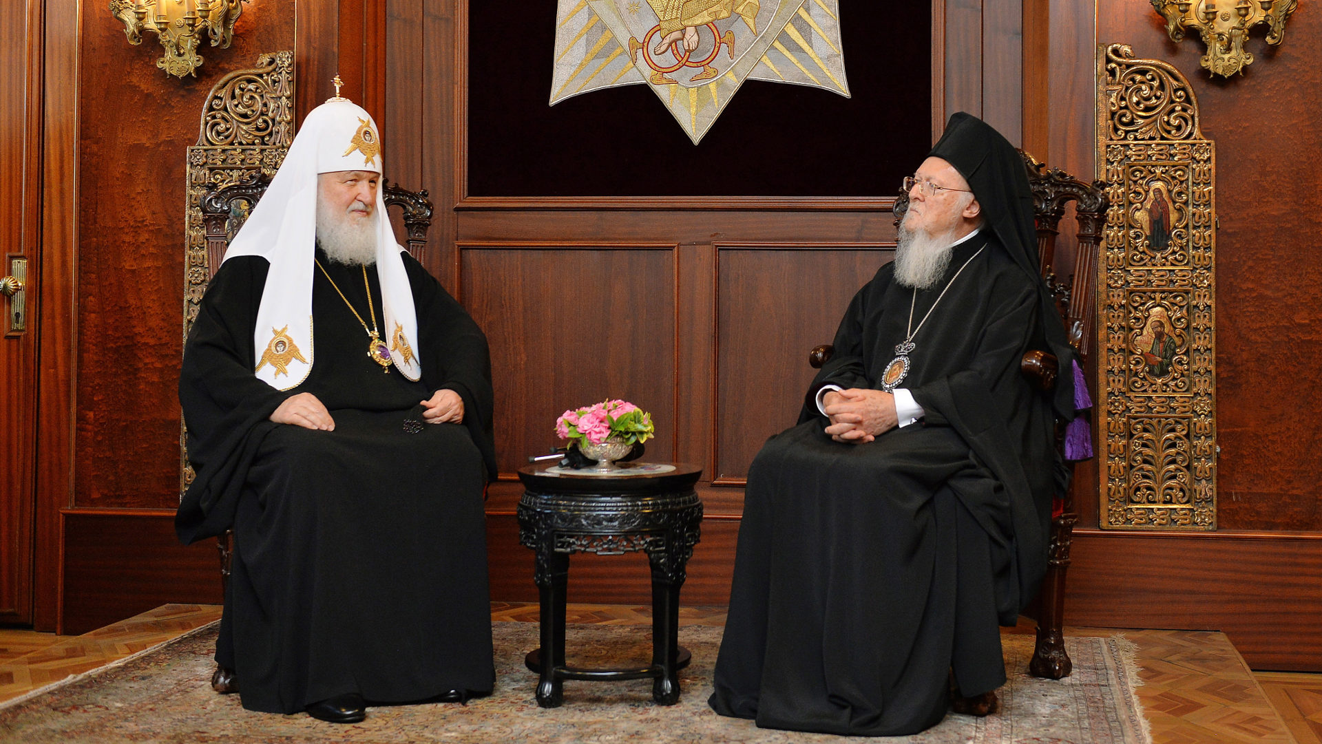 Der Konflikt zwischen Kyrill I. (l.), Patriarch von Moskau, und Bartholomaios I. (r.), griechisch-orthodoxer Patriarch von Konstantinopel, dürfte andauern. Hier bei einem Treffen im August 2018.