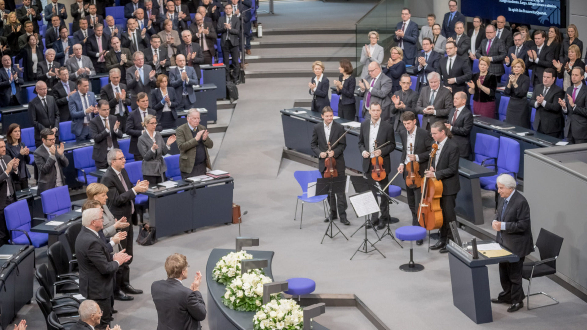 Der deutsche Bundestag applaudiert dem Historiker und Holocaust-Betroffenen Saul Friedländer