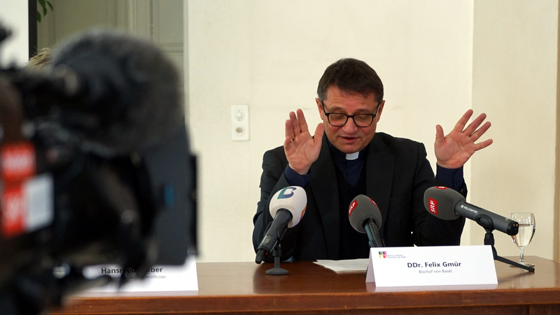 Bischof Felix Gmür vor den Medien