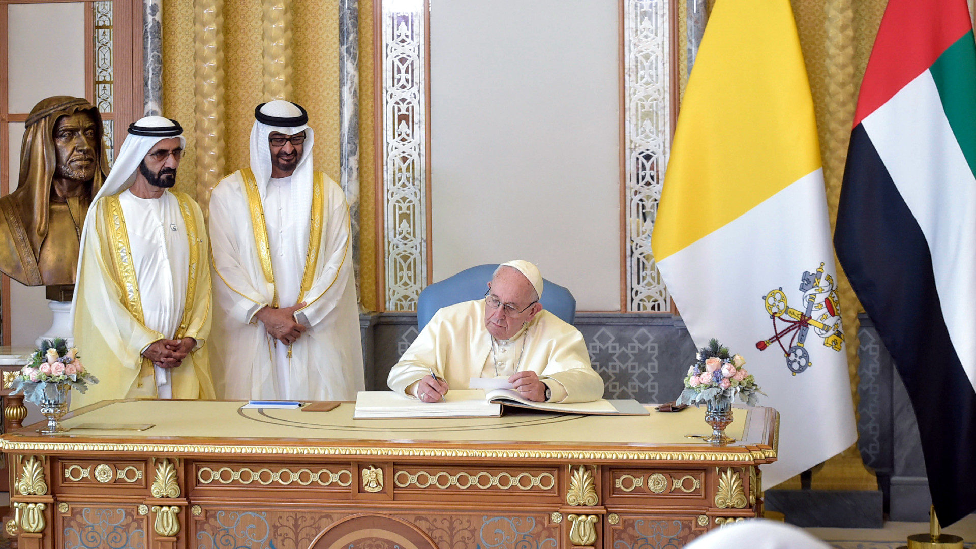 Papst Franziskus unterzeichnet 2019 die Erklärung von Abu Dhabi.