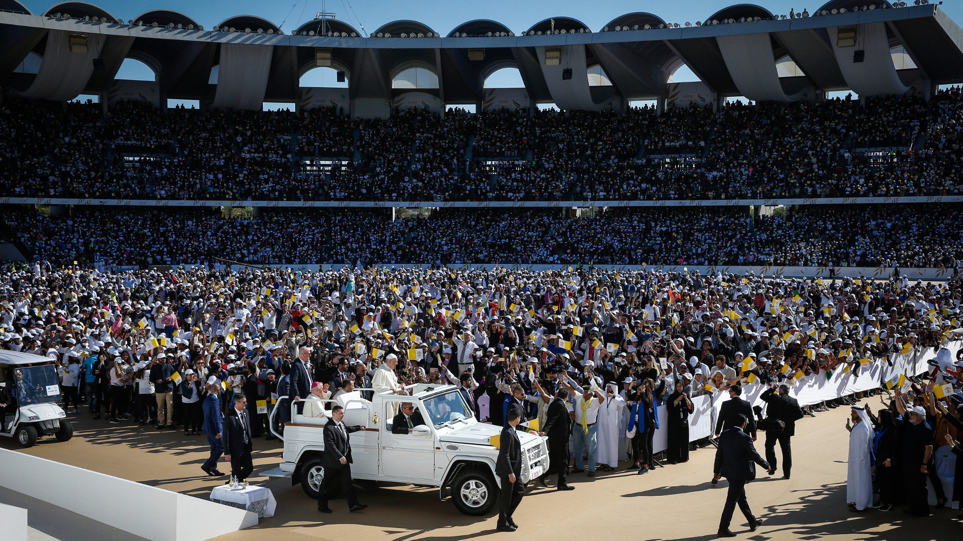 Papst Franziskus begleitet von Bischof Paul Hinder im Zayed Sports City Stadium in Abu Dhab im Jahr 2019.