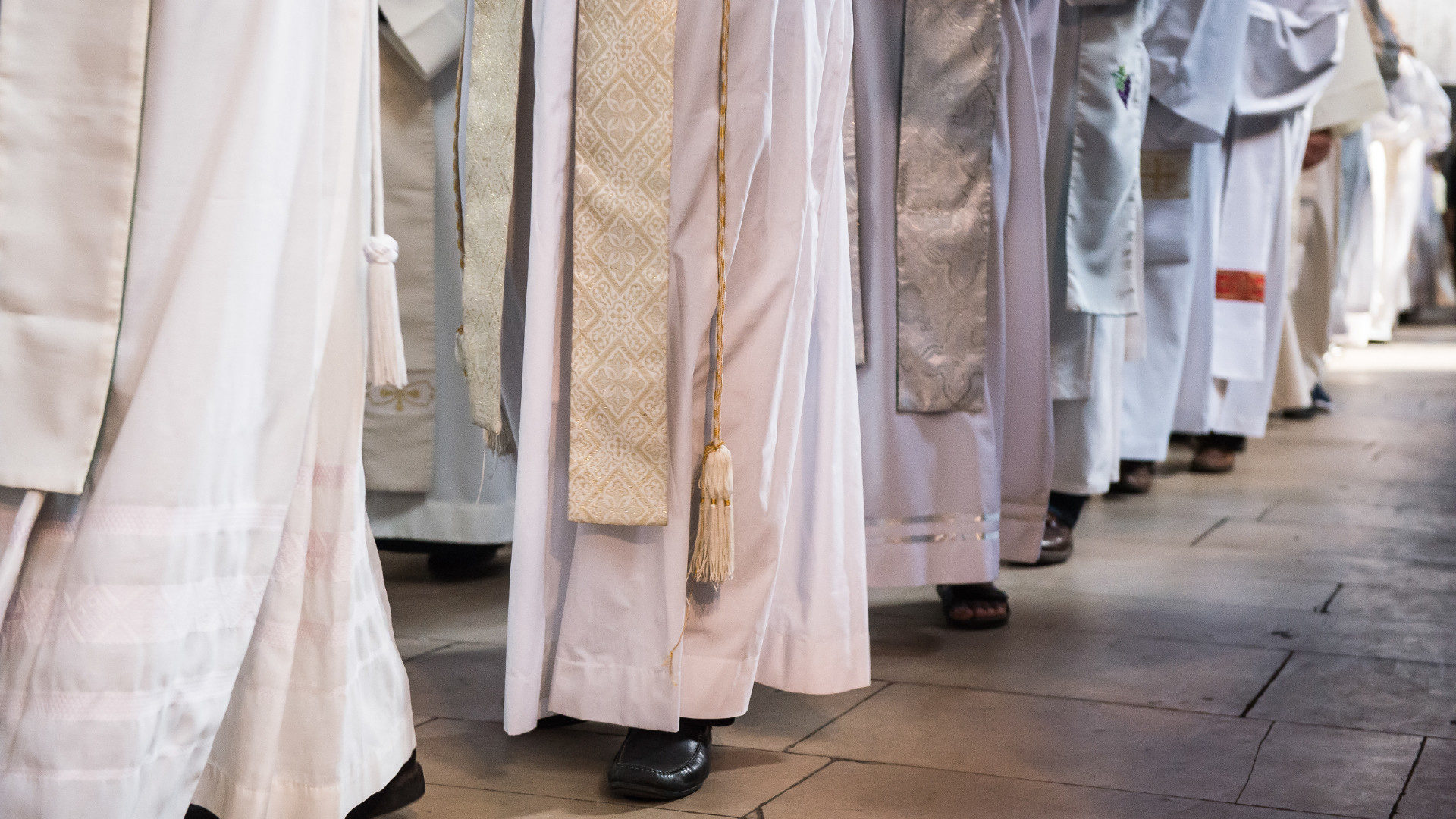 Priester beim Einzug in eine Kirche