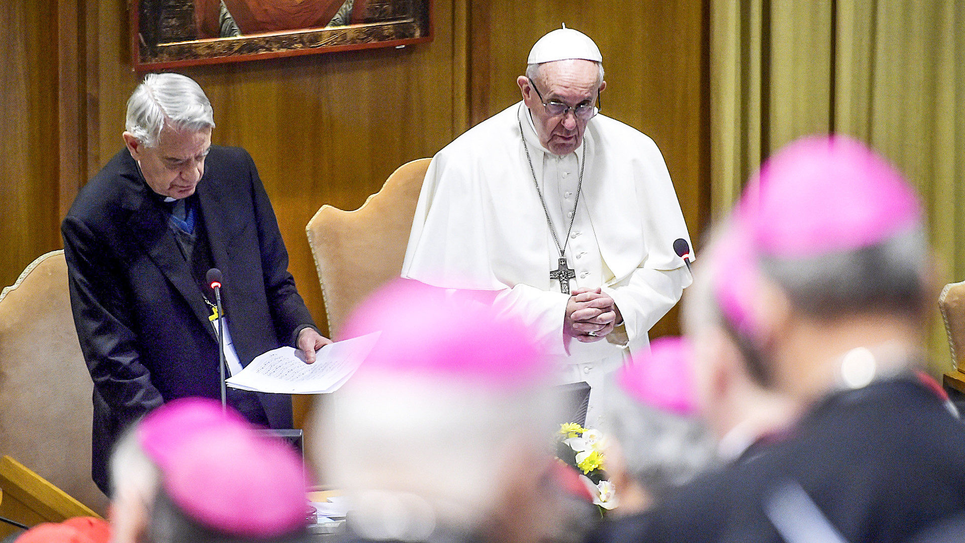Federico Lombardi, Moderator des Anti-Missbrauchsgipfels, und Papst Franziskus bei der  Eröffnung des Treffens.