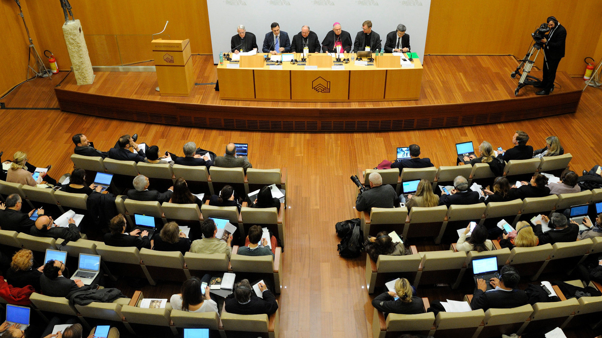 Medienkonferenz nach dem ersten Tag der Anti-Missbrauchskonferenz