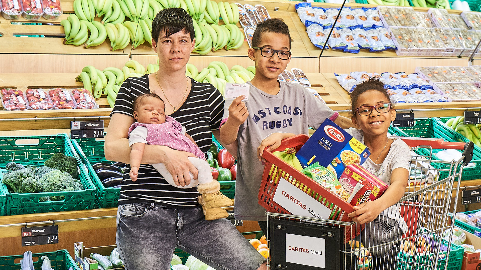 Familie in einem Caritas-Markt.