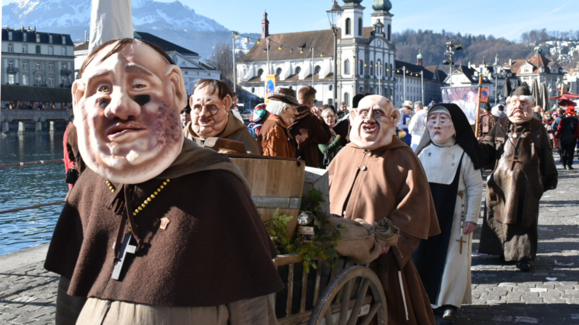Arg lädiert: Mönche und Nonnen an der Luzerner Fasnacht